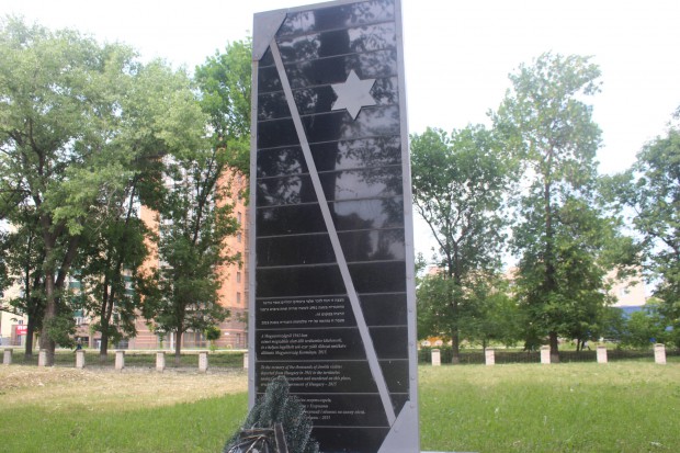 БРАТСЬКІ МОГИЛИ ЖЕРТВ ФАШИЗМУ | вулиця Васильєва, 15