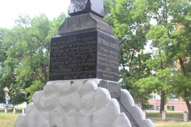 БРАТСЬКІ МОГИЛИ ЖЕРТВ ФАШИЗМУ | вулиця Васильєва, 15