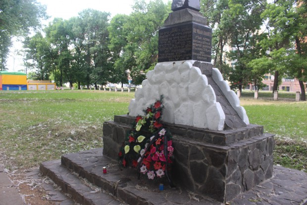 БРАТСЬКІ МОГИЛИ ЖЕРТВ ФАШИЗМУ | вулиця Васильєва, 15