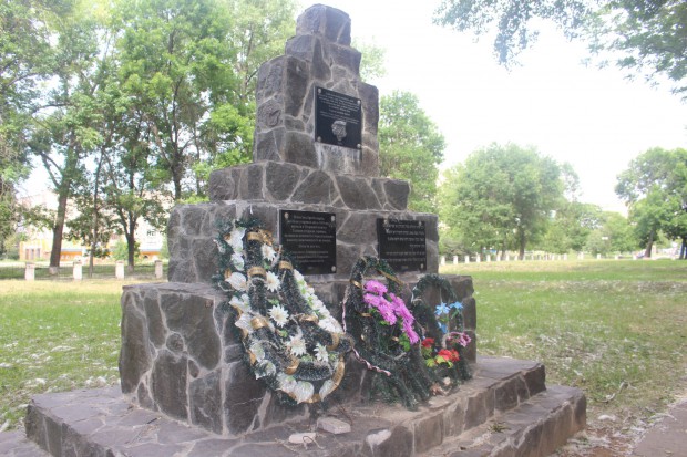 БРАТСЬКІ МОГИЛИ ЖЕРТВ ФАШИЗМУ | вулиця Васильєва, 15