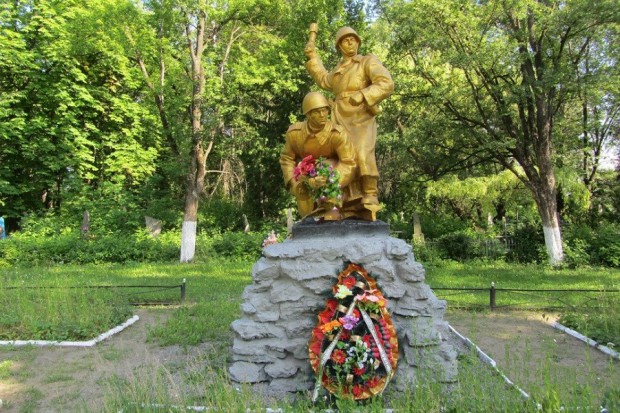 БРАТСЬКА МОГИЛА РАДЯНСЬКИХ ВОЇНІВ | проспект Грушевського, 74