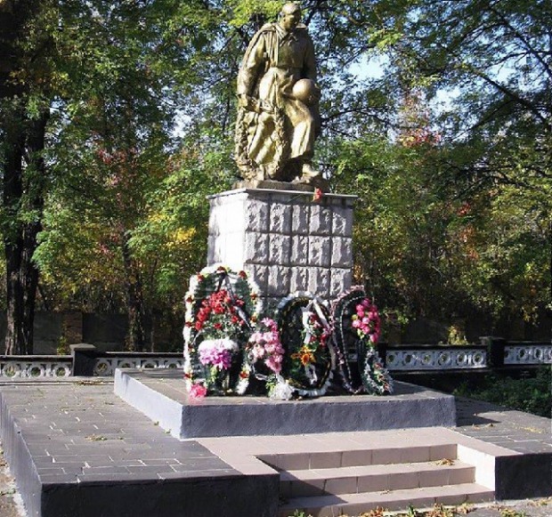 БРАТСЬКА МОГИЛА РАДЯНСЬКИХ ВОЇНІВ | проспект Грушевського, 74