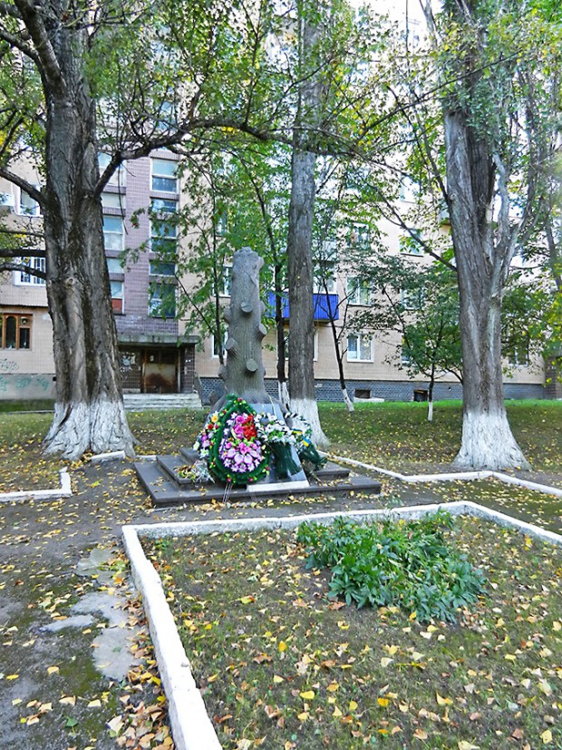 БРАТСЬКА МОГИЛА ПІДПІЛЬНИКІВ | вулиця Дружби народів, 6