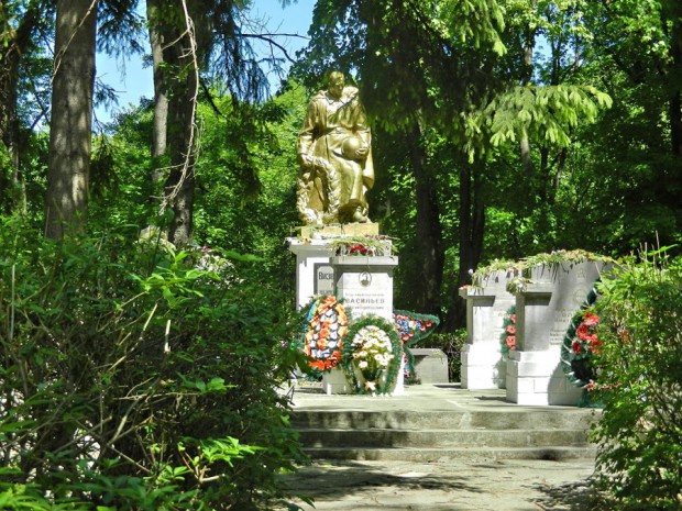 БРАТСЬКА МОГИЛА РАДЯНСЬКИХ ВОЇНІВ | вулиця Шевченка, 26