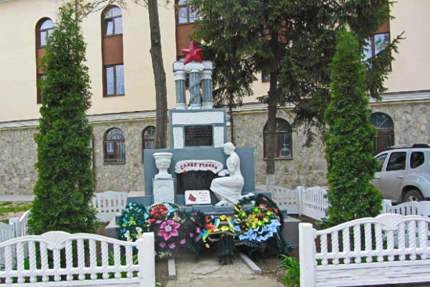 БРАТСЬКА МОГИЛА РАДЯНСЬКИХ ВОЇНІВ | Старобульварний узвіз, 1 (розташована у сквері, біля колишнього заводу КЗМЗ).