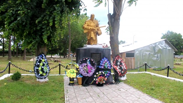 БРАТСЬКА МОГИЛА РАДЯНСЬКИХ ВОЇНІВ | вулиця Фабріціуса, 7