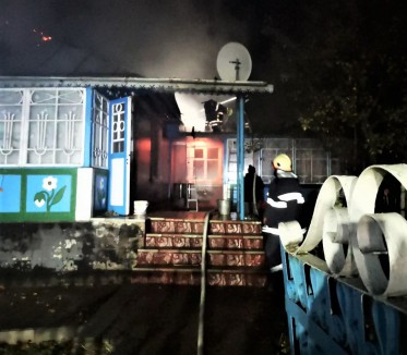 Кам’янець-Подільські вогнеборці ліквідували пожежу в двох житлових будинках