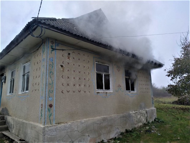 Кам’янець-Подільські вогнеборці ліквідували пожежу в двох житлових будинках