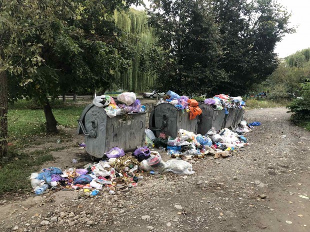 Засмічені сміттєві баки на території міста / ФОТО: Viber-група "ЖКГ-ІНФО"