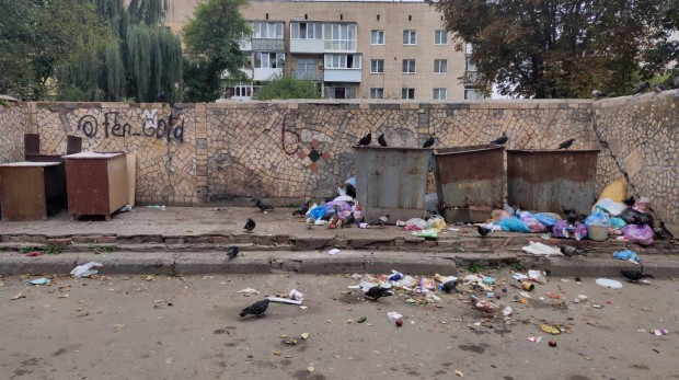 Засмічені сміттєві баки на території міста / ФОТО: Viber-група "ЖКГ-ІНФО"