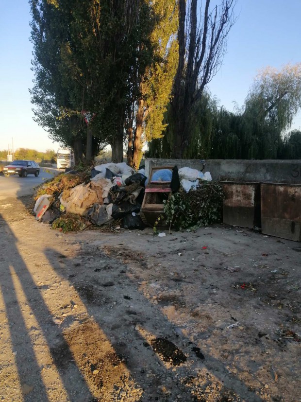 Засмічені сміттєві баки на території міста / ФОТО: Viber-група "ЖКГ-ІНФО"