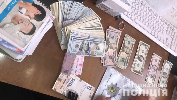 "Торгували" COVID-сертифікатами про вакцинацію – поліцейські Хмельниччини викрили лікаря та його спільника (ВІДЕО)