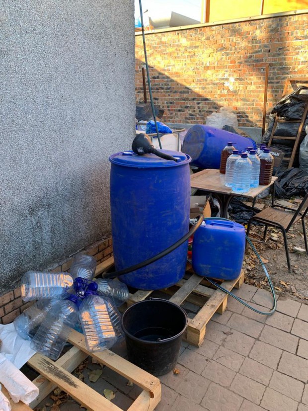 На Хмельниччині викрили підпільний цех з виробництва алкоголю