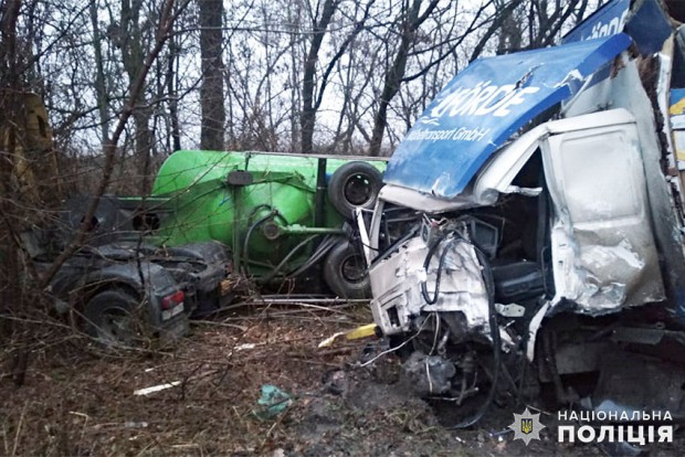 На Хмельниччині сталася автоаварія за участю трьох вантажівок: четверо людей травмовано