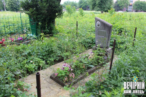 Тут побували вандали / Польсько-фільварецьке кладовище