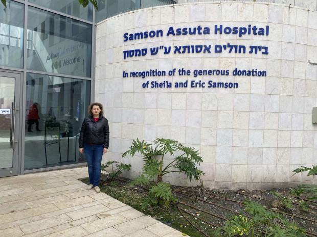 аліна біля лікарні в ізраїлі