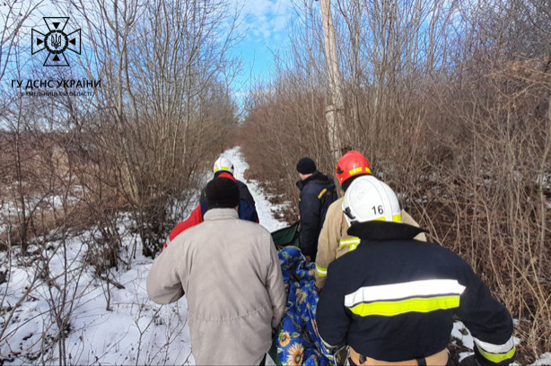 несуть жінку