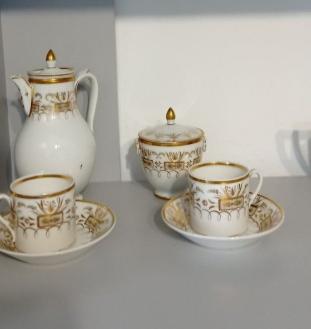 порцелянові тарілки