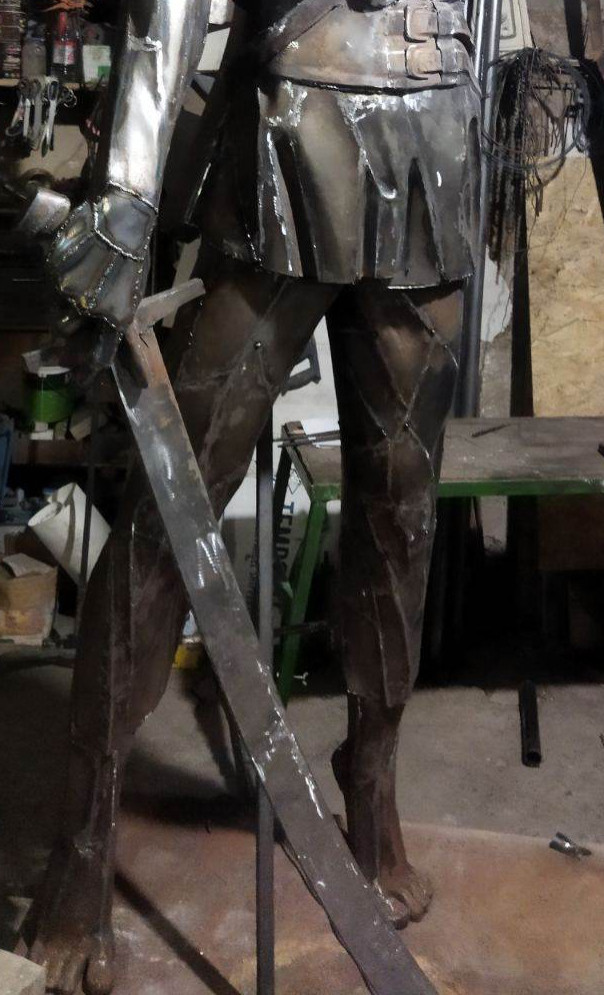 скульптура біля стели