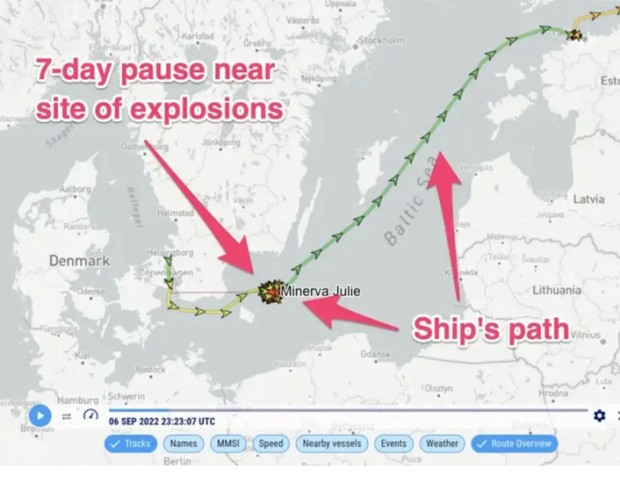 корабель дрейфує